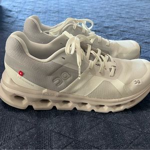 Women’s On Cloudrunner Size 9